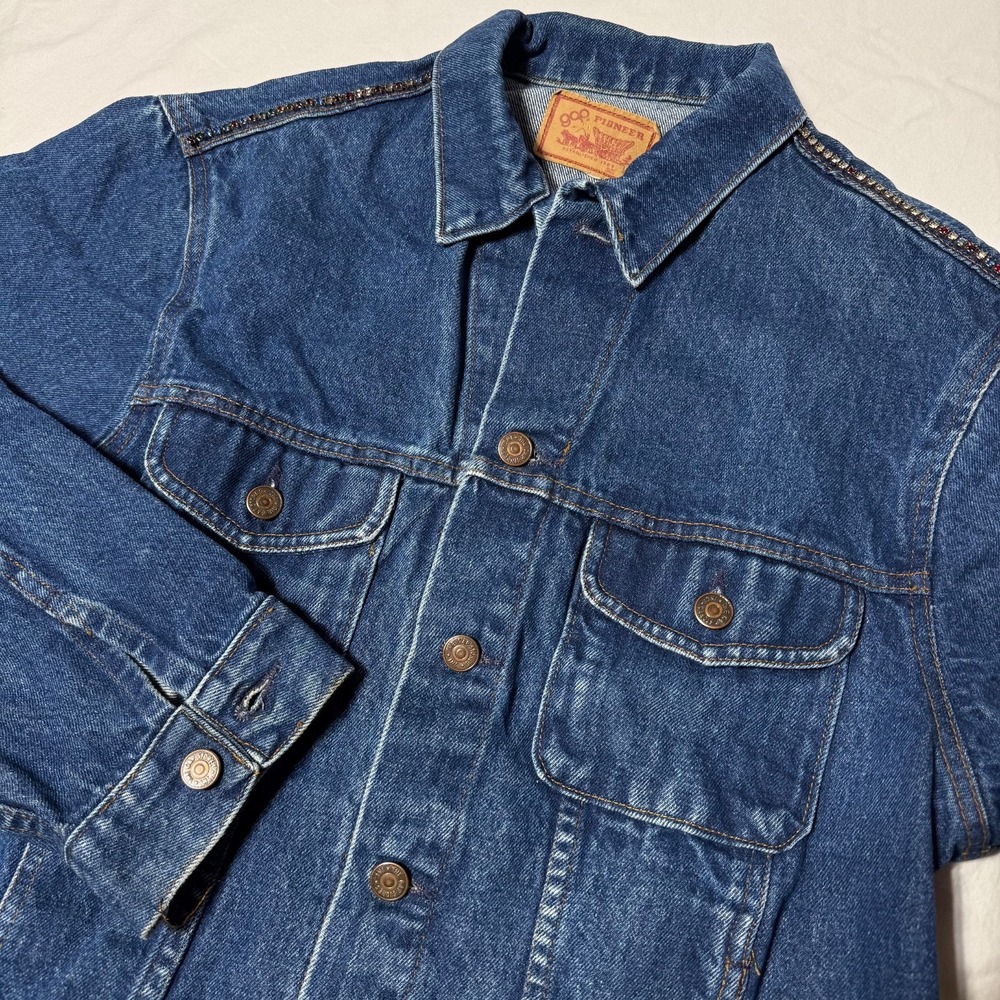 GAP Pioneer Mens Blue Denim Trucker Jacket Beaded Shoulder Detail Medium